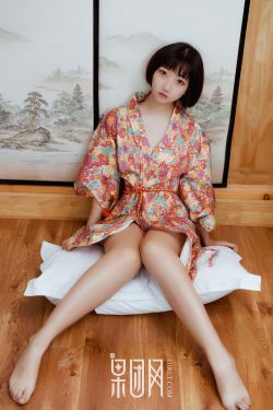 美女裸泳